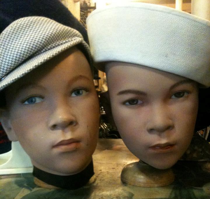 Enfants avec casquettes rétros.